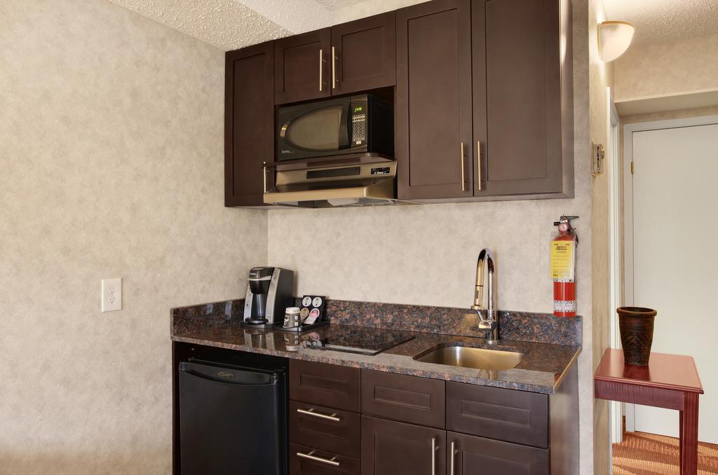 Travelodge By Wyndham Lloydminster Exterior foto